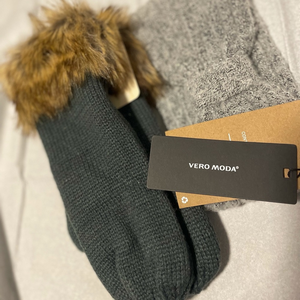 Vero Moda headband with charcoal faux fur mittens. Comes as a set!